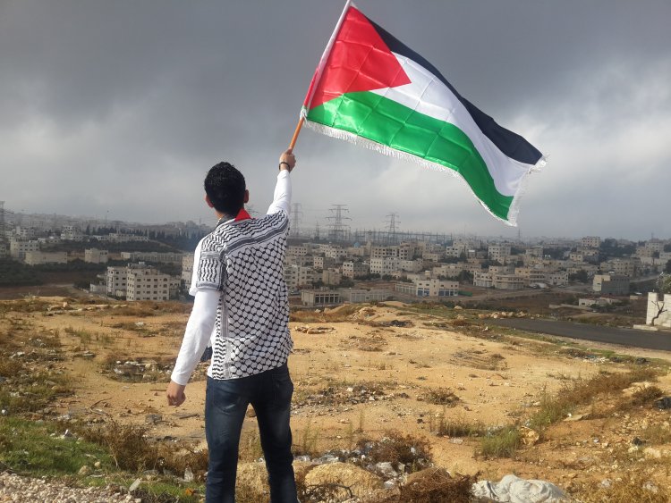 A palestinian supporter with a flag of Palestine.